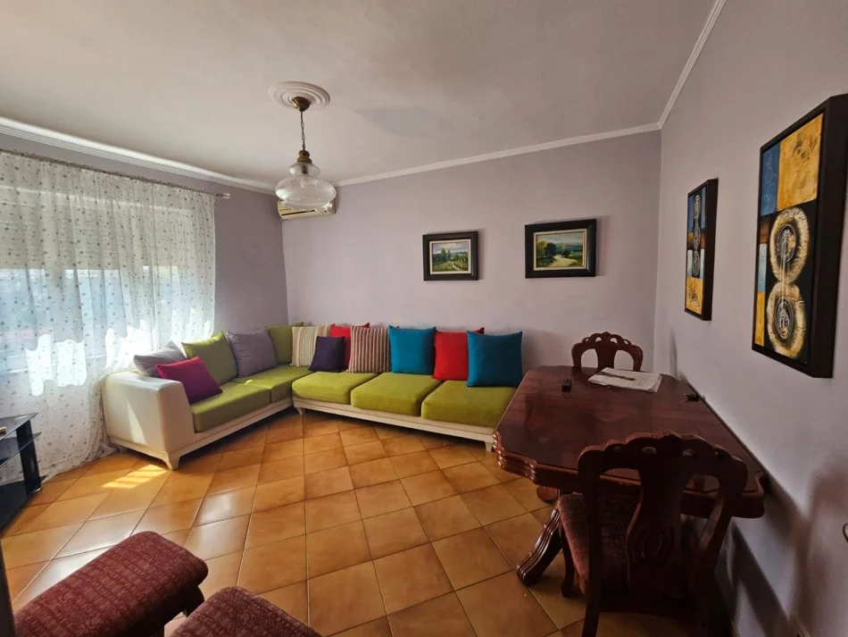 Tirane, jepet me qera apartament 3+1 Kati 5, 400 € (Xhamllik)