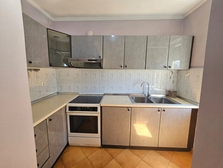 Tirane, jepet me qera apartament 3+1 Kati 5, 400 € (Xhamllik)