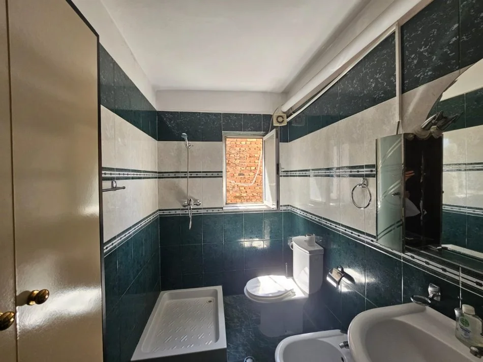 Tirane, jepet me qera apartament 3+1 Kati 5, 400 € (Xhamllik)