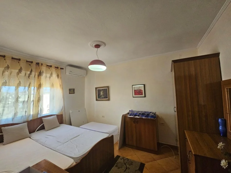 Tirane, jepet me qera apartament 3+1 Kati 5, 400 € (Xhamllik)