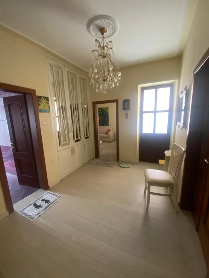 Durres, jepet me qera apartament 1+1+Aneks+Ballkon Kati 2, 55 m² 400 € (Gjykata)