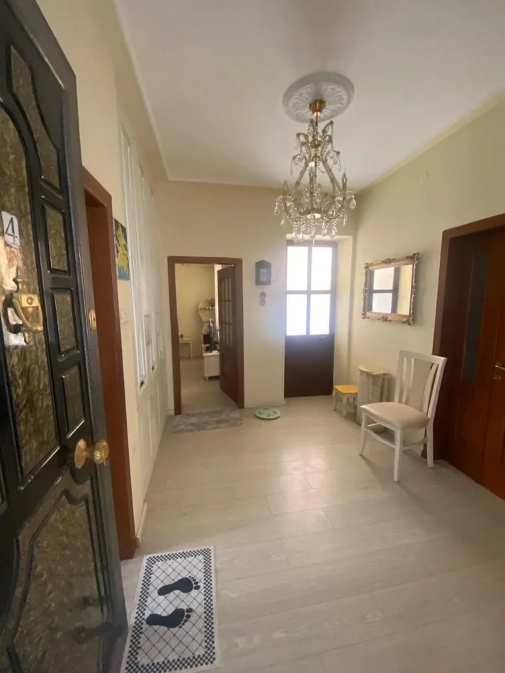 Durres, jepet me qera apartament 1+1+Aneks+Ballkon Kati 2, 55 m² 400 € (Gjykata)