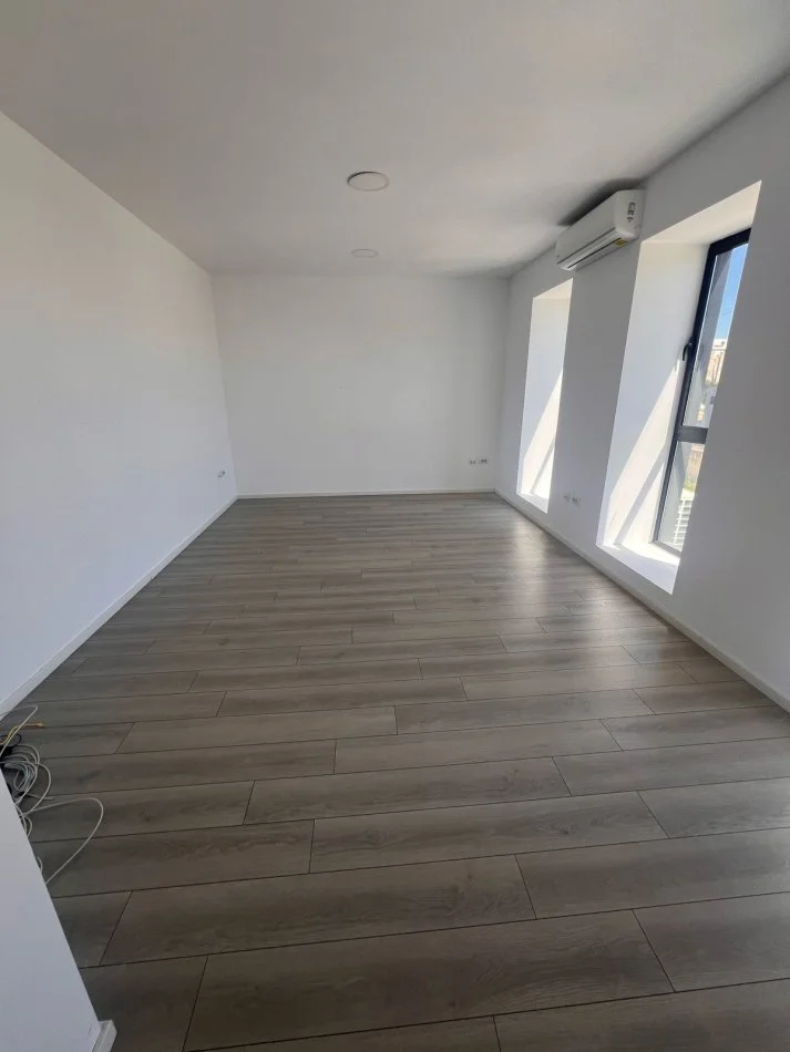 Tirane, shitet magazine Kati 1, 1.000 m² 650.000 € (Autostrada Tirane Durres)