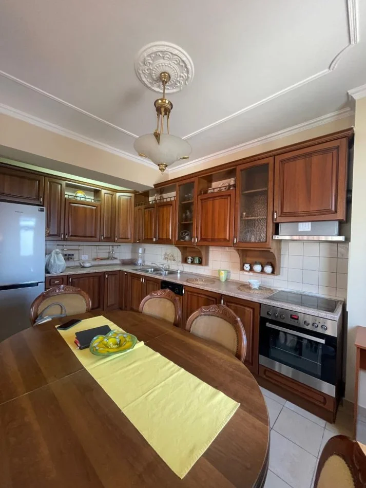 Tirane, jepet me qera apartament 2+1+Ballkon Kati 7, 90 m² 800 € 