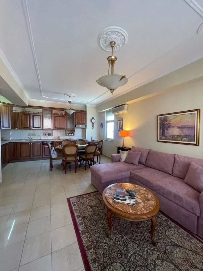 Tirane, jepet me qera apartament 2+1+Ballkon Kati 7, 800 € (Bllok)