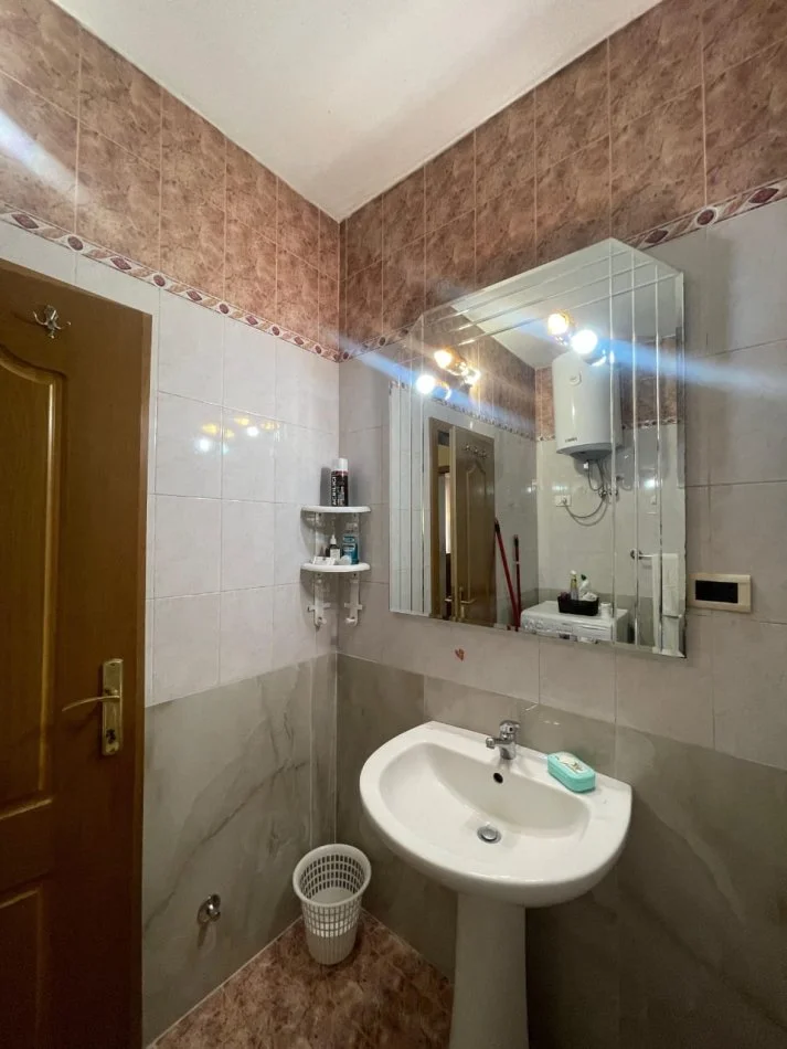 Tirane, jepet me qera apartament 2+1+Ballkon Kati 7, 800 € (Bllok)