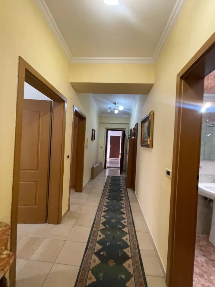 Tirane, jepet me qera apartament 2+1+Ballkon Kati 7, 800 € (Bllok)