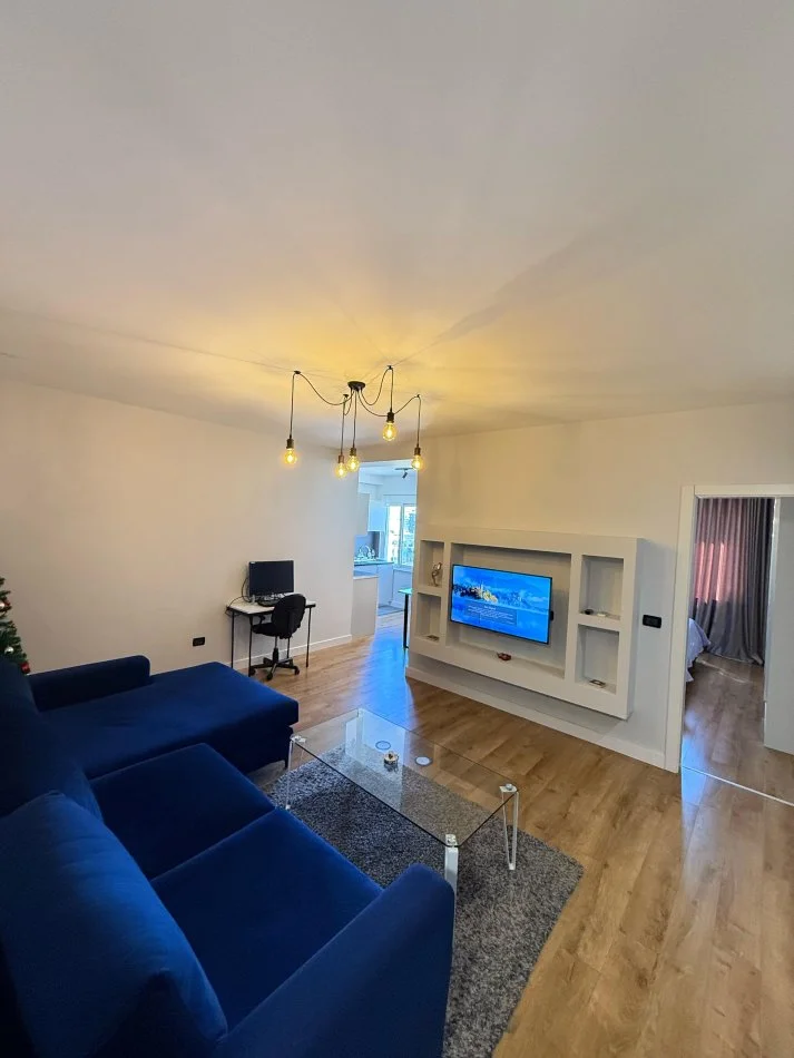 Tirane, jepet me qera apartament 1+1+Aneks Kati 10, 70 m² 700 € (Komuna e Parisit)