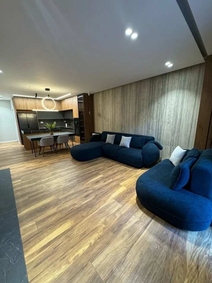 Tirane, jepet me qera apartament 3+1 Kati 5, 130 m² 1.500 € (Komuna e Parisit)