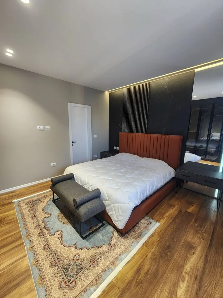 Tirane, jepet me qera apartament 3+1 Kati 5, 130 m² 1.500 € (Komuna e Parisit)