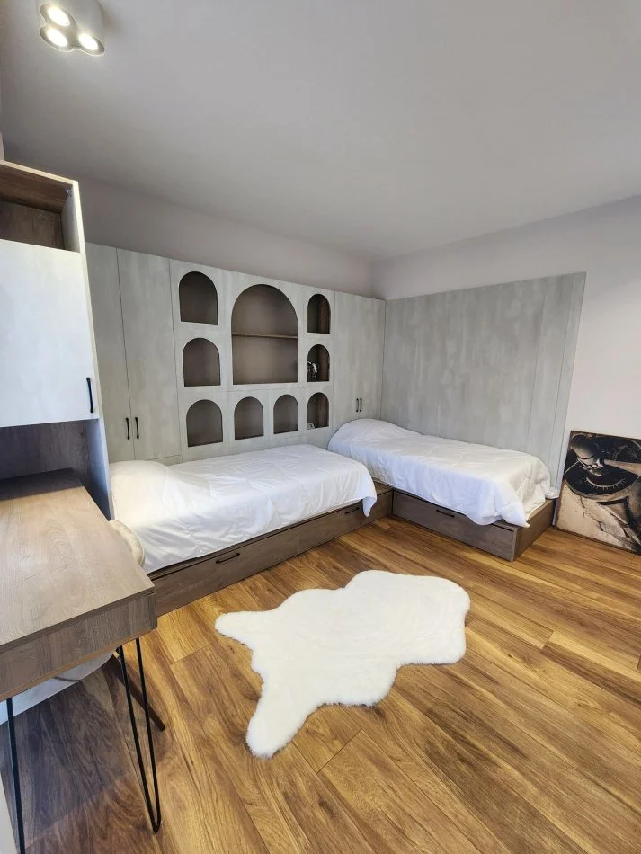 Tirane, jepet me qera apartament 3+1 Kati 5, 130 m² 1.500 € (Komuna e Parisit)