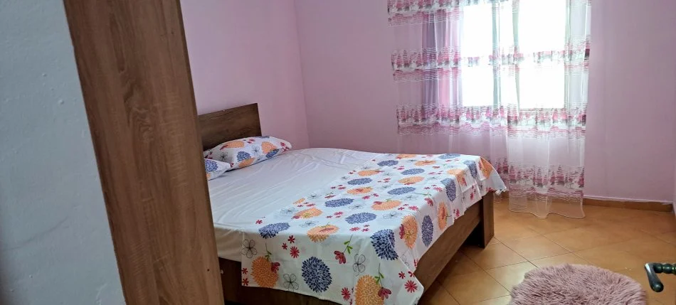 Tirane, jepet me qera apartament 1+1 Kati 1, 50 m² 45,000 leke (Perballe Shkolles se baltetit,te minibashkia nr 2)