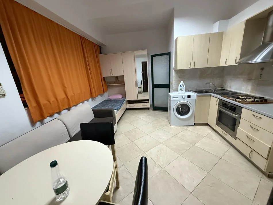 Tirane, jap me qera garsonier 1+1 Kati 1, 30 m² 300 € (rruga e kavajes)