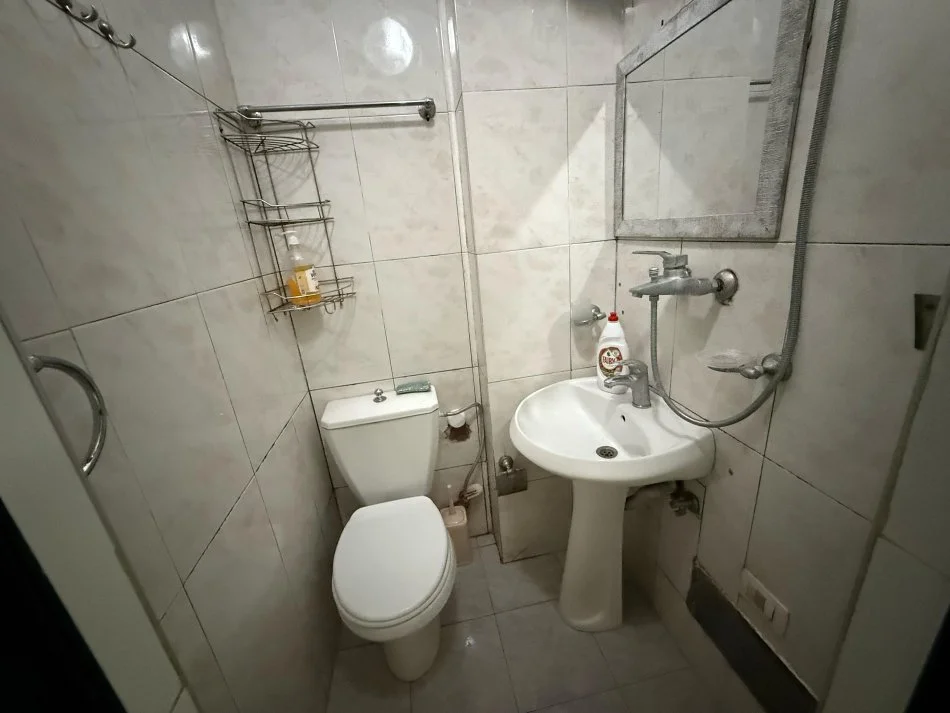 Tirane, jap me qera garsonier 1+1 Kati 1, 30 m² 300 € (rruga e kavajes)