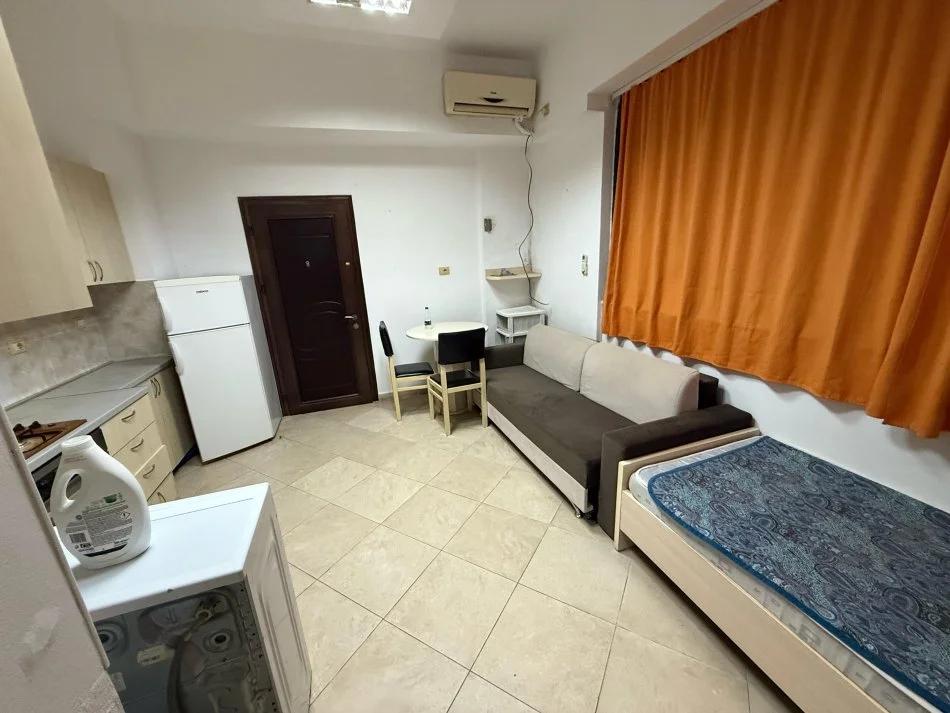 Tirane, jap me qera garsonier 1+1 Kati 1, 30 m² 300 € (rruga e kavajes)