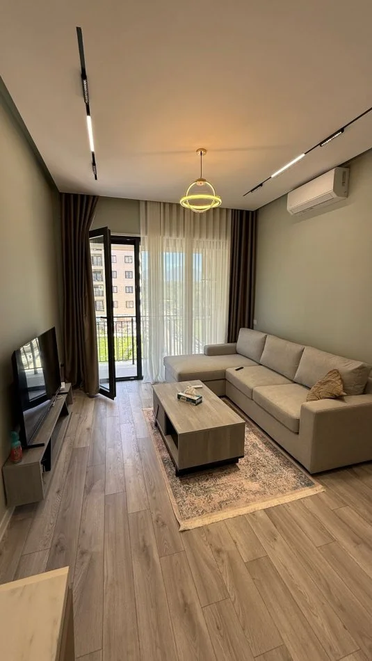 Tirane, jepet me qera apartament 1+1+Ballkon Kati 2, 80 m² 950 € (Liqeni i Thatë, Përball Radisson Collection.)