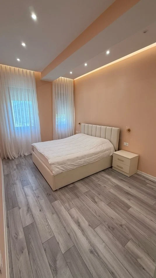 Tirane, jepet me qera apartament 1+1+Ballkon Kati 2, 80 m² 950 € (Liqeni i Thatë, Përball Radisson Collection.)