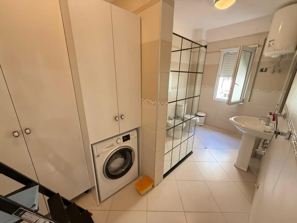 Tirane, jap me qera apartament 2+1+Ballkon Kati 3, 100 m² 800 € (rruga shyqyei Bari)