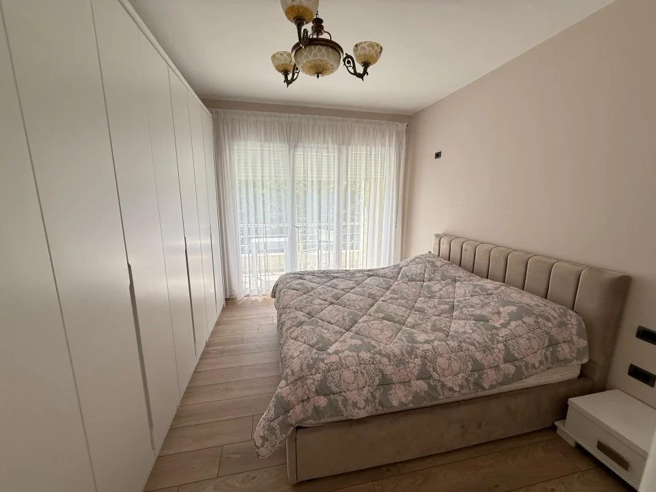Tirane, jap me qera apartament 2+1+Ballkon Kati 3, 100 m² 800 € (rruga shyqyei Bari)