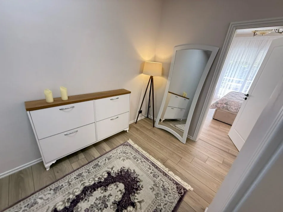 Tirane, jap me qera apartament 2+1+Ballkon Kati 3, 100 m² 800 € (rruga shyqyei Bari)