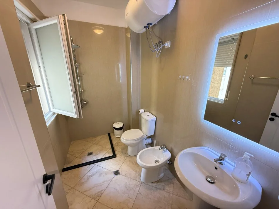 Tirane, jap me qera apartament 2+1+Ballkon Kati 3, 100 m² 800 € (rruga shyqyei Bari)