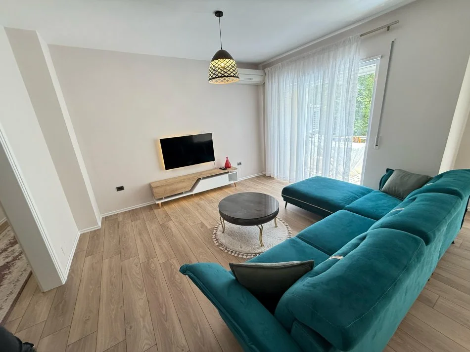 Tirane, jap me qera apartament 2+1+Ballkon Kati 3, 100 m² 800 € (rruga shyqyei Bari)