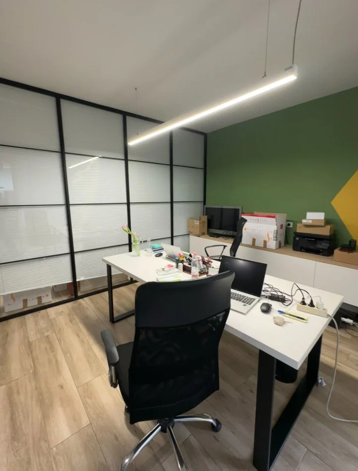 Tirane, jepet me qera zyre , 75 m² 700 € (Bllok)