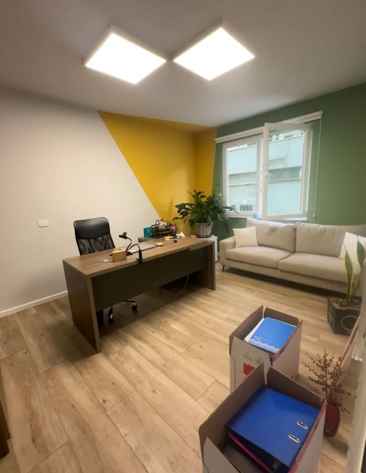 Tirane, jepet me qera zyre , 75 m² 700 € (Bllok)