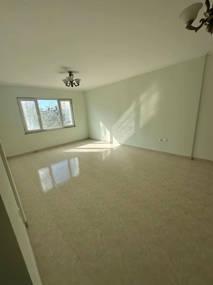Tirane, jepet me qera apartament 2+1 Kati 2, 140 m² 500 € (Laprake, Blloku Gintash)