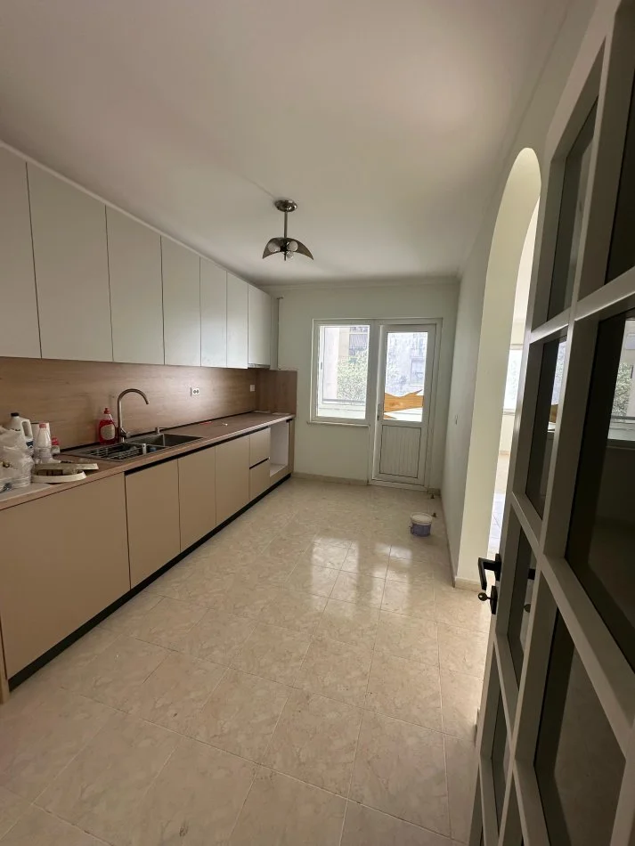 Tirane, jepet me qera apartament 2+1 Kati 2, 140 m² 500 € (Laprake, Blloku Gintash)