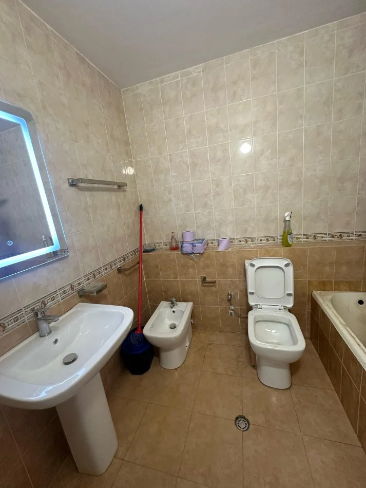 Tirane, jepet me qera apartament 2+1 Kati 2, 140 m² 500 € (Laprake, Blloku Gintash)