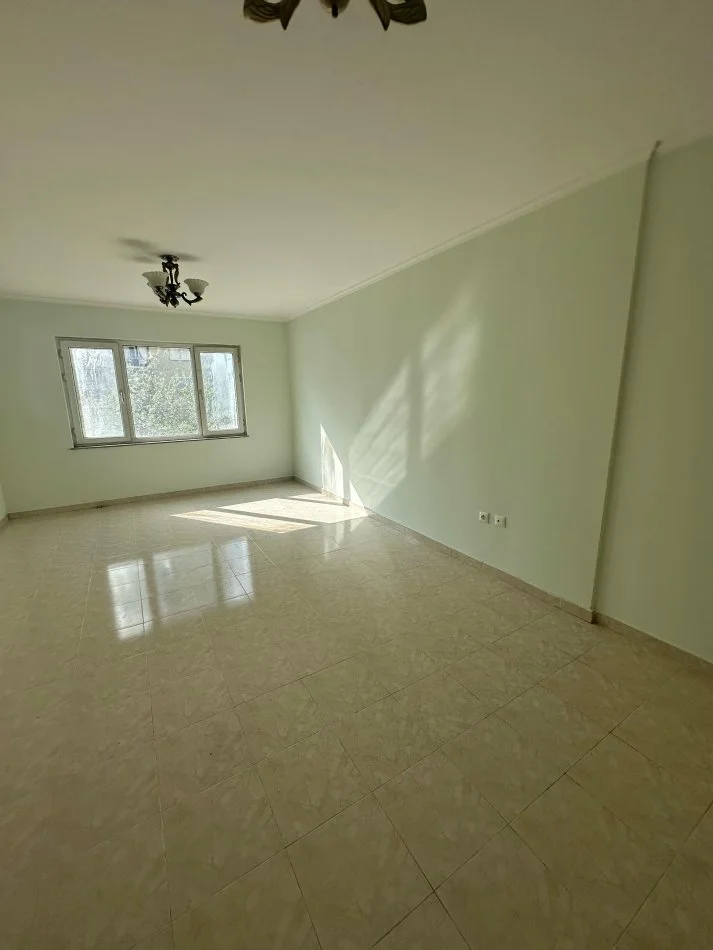 Tirane, jepet me qera apartament 2+1 Kati 2, 140 m² 500 € (Laprake, Blloku Gintash)