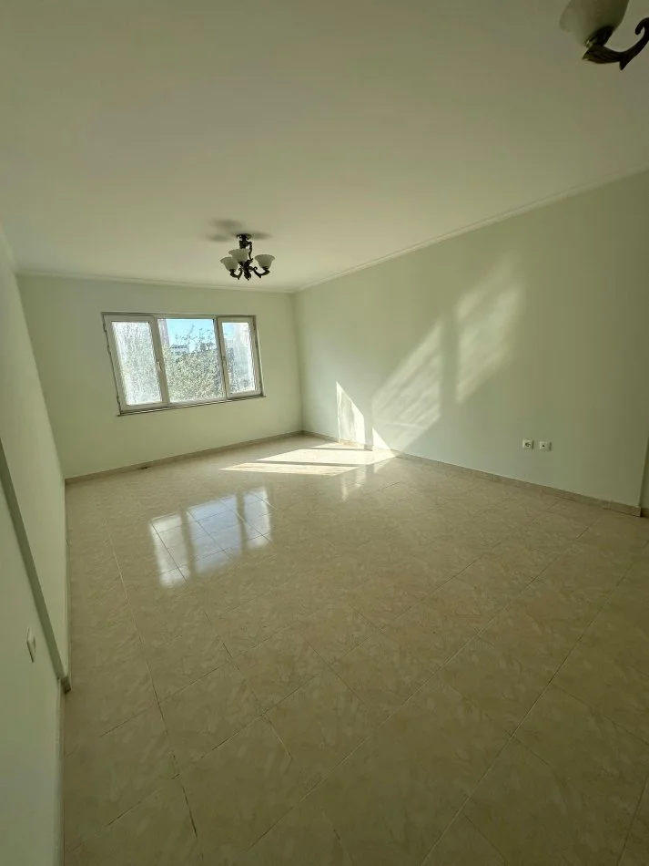Tirane, jepet me qera apartament 2+1 Kati 2, 140 m² 500 € (Laprake, Blloku Gintash)