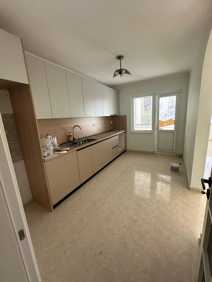 Tirane, jepet me qera apartament 2+1 Kati 2, 140 m² 500 € (Laprake, Blloku Gintash)