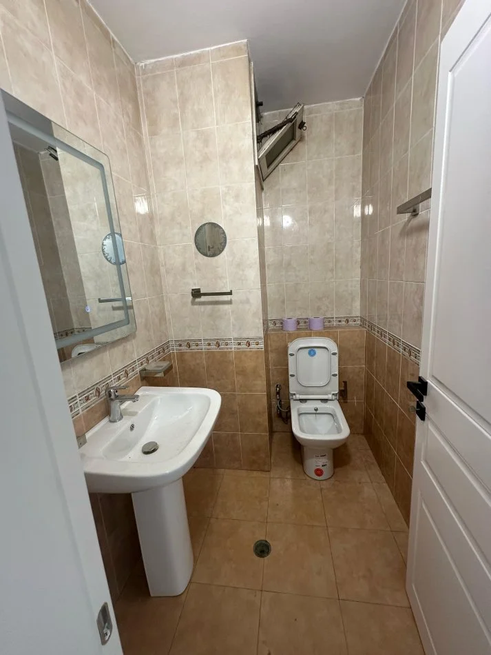 Tirane, jepet me qera apartament 2+1 Kati 2, 140 m² 500 € (Laprake, Blloku Gintash)