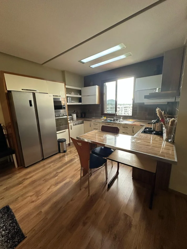 Tirane, shitet apartament 1+1 i konvertuar ne 2+1, Kati i 8, 110 m², 175.000 Euro   (Ish Tregu Elektrik)