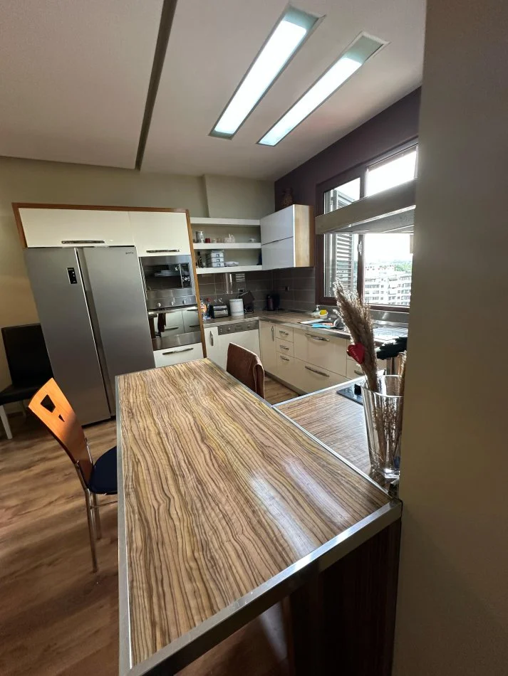 Tirane, shitet apartament 1+1 i konvertuar ne 2+1, Kati i 8, 110 m², 175.000 Euro   (Ish Tregu Elektrik)