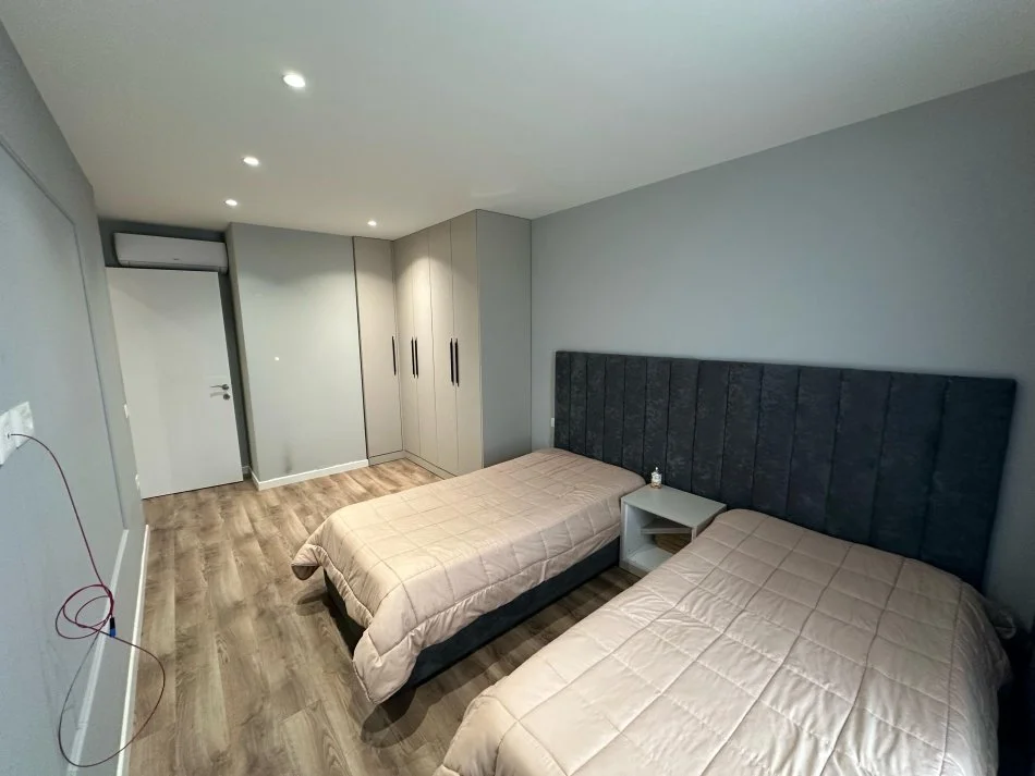 Tirane, jap me qera apartament 2+1+Ballkon Kati 4, 100 m² 800 € (rruga e dibres)