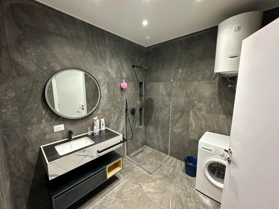 Tirane, jap me qera apartament 2+1+Ballkon Kati 4, 100 m² 800 € (rruga e dibres)