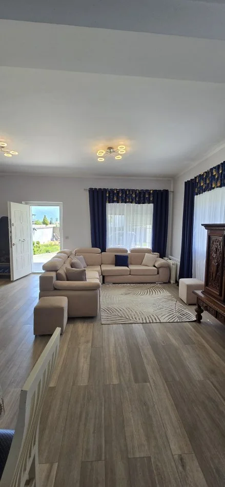 Tirane, jepet me qera Vile 3+2+Aneks ,