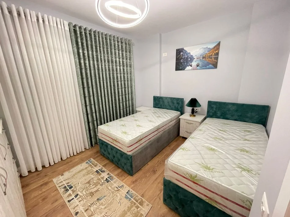 Tirane, jap me qera apartament 2+1+Ballkon Kati 1, 90 m² 690 € (rruga Frosina Plaku)