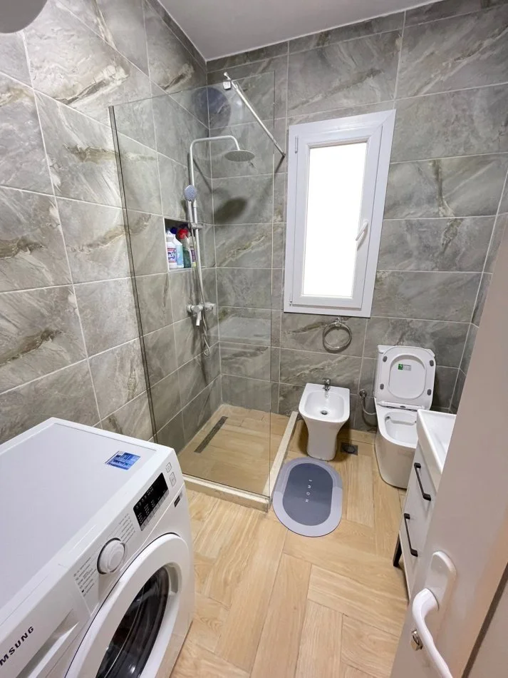 Tirane, jap me qera apartament 2+1+Ballkon Kati 1, 90 m² 690 € (rruga Frosina Plaku)