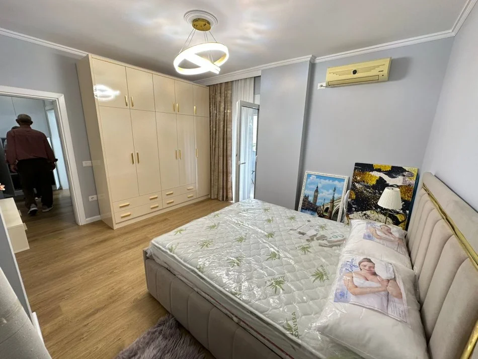 Tirane, jap me qera apartament 2+1+Ballkon Kati 4, 110 m² 850 € (rruga muhamet gjollesha)