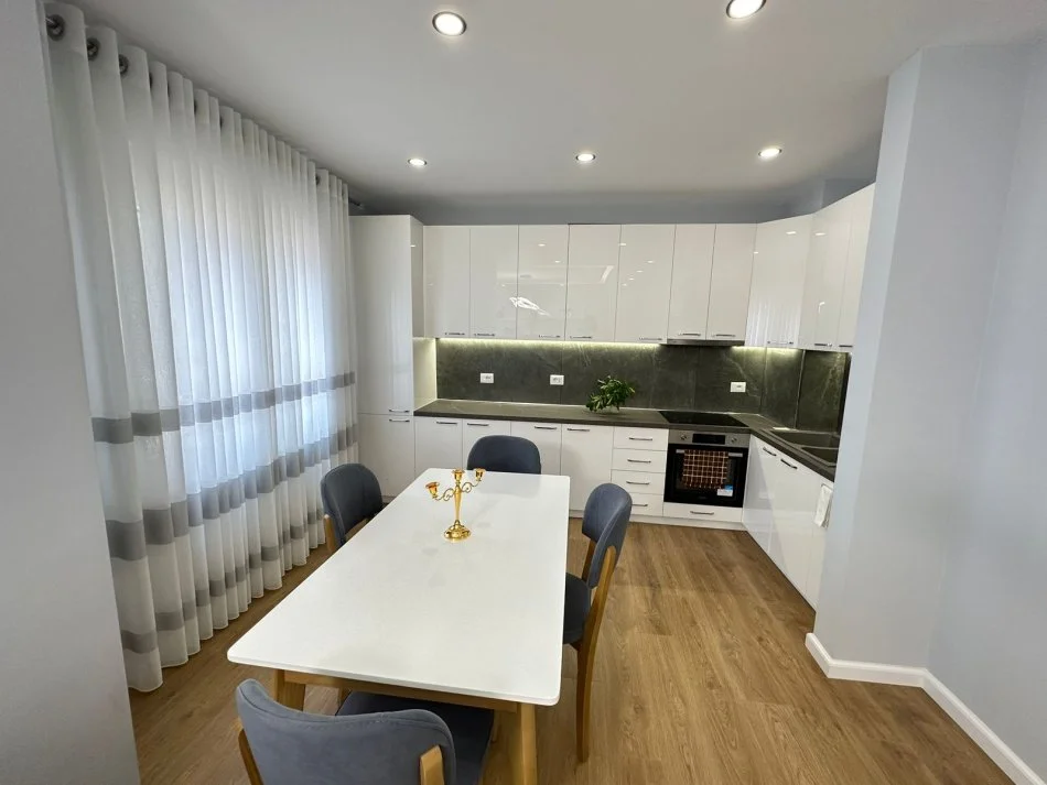 Tirane, jap me qera apartament 2+1+Ballkon Kati 4, 110 m² 850 € (rruga muhamet gjollesha)