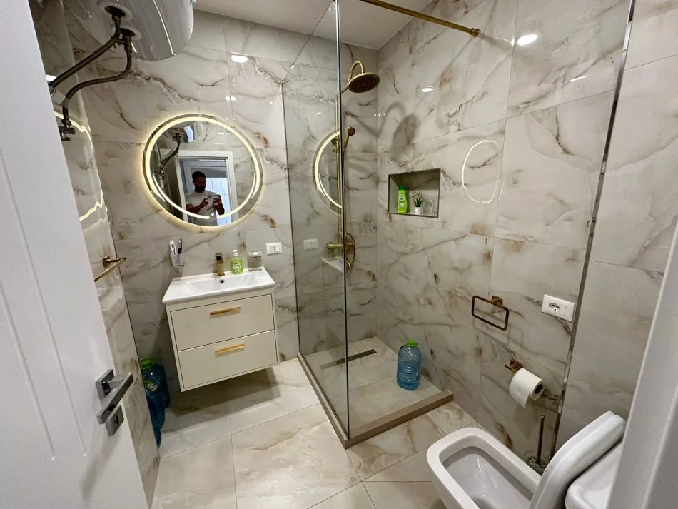 Tirane, jap me qera apartament 2+1+Ballkon Kati 4, 110 m² 850 € (rruga muhamet gjollesha)