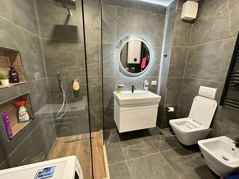 Tirane, jap me qera apartament 2+1+Ballkon Kati 4, 110 m² 850 € (rruga muhamet gjollesha)