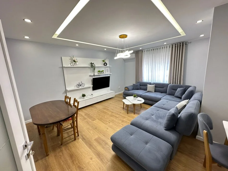 Tirane, jap me qera apartament 2+1+Ballkon Kati 4, 110 m² 850 € (rruga muhamet gjollesha)