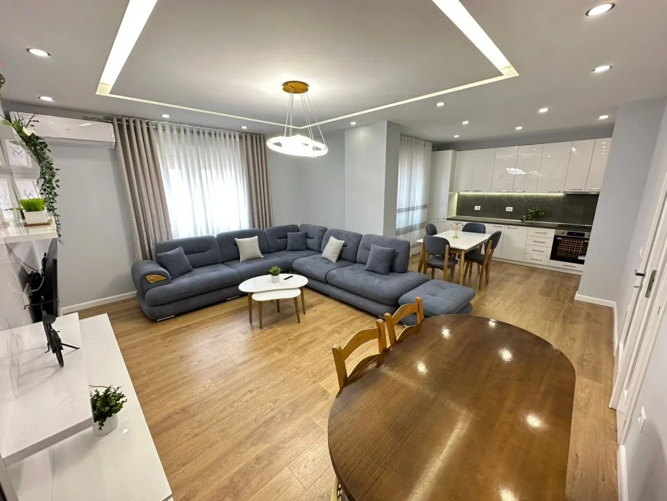 Tirane, jap me qera apartament 2+1+Ballkon Kati 4, 110 m² 850 € (rruga muhamet gjollesha)