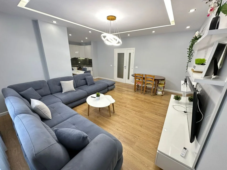 Tirane, jap me qera apartament 2+1+Ballkon Kati 4, 110 m² 850 € (rruga muhamet gjollesha)