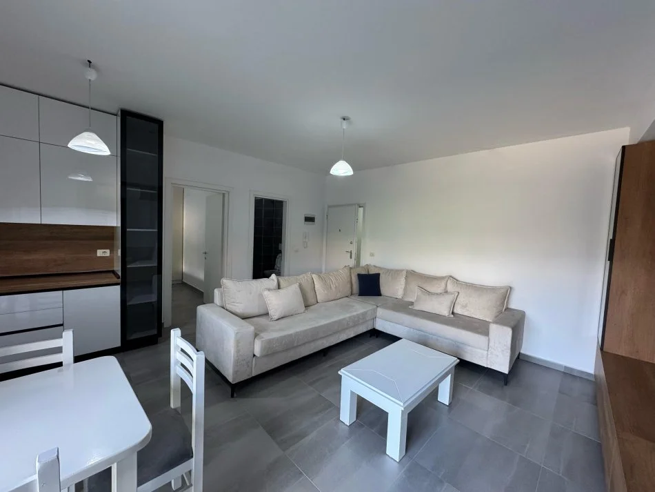 Tirane, jepet me qera apartament 1+1+Ballkon Kati 1, 65 m² 400 € (rruga pasho hysa)